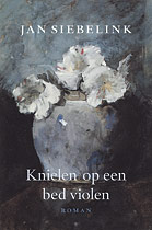 Knielen op een bed violen